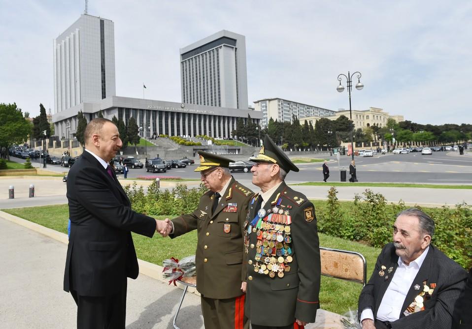 Prezident İlham Əliyev və xanımı 9 May - Qələbə Günü münasibətilə Bakıda keçirilən mərasimdə iştirak ediblər (FOTO) (YENİLƏNİB)