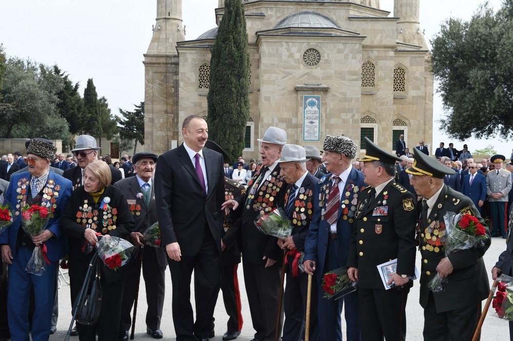 Prezident İlham Əliyev və xanımı 9 May - Qələbə Günü münasibətilə Bakıda keçirilən mərasimdə iştirak ediblər (FOTO) (YENİLƏNİB)