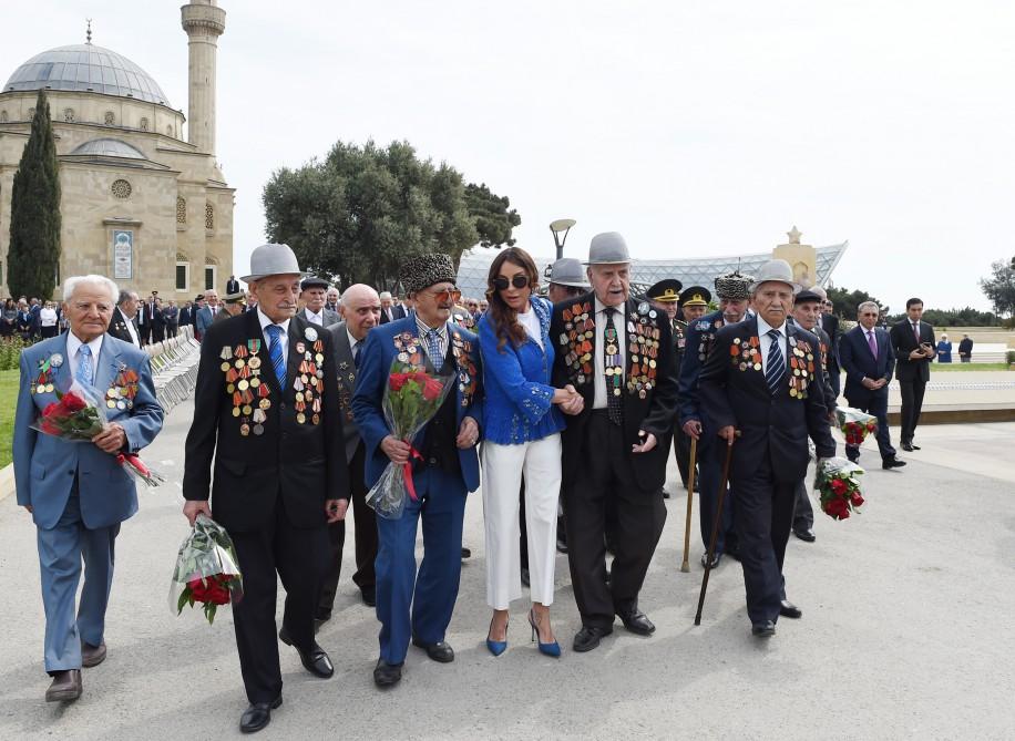 Prezident İlham Əliyev və xanımı 9 May - Qələbə Günü münasibətilə Bakıda keçirilən mərasimdə iştirak ediblər (FOTO) (YENİLƏNİB)