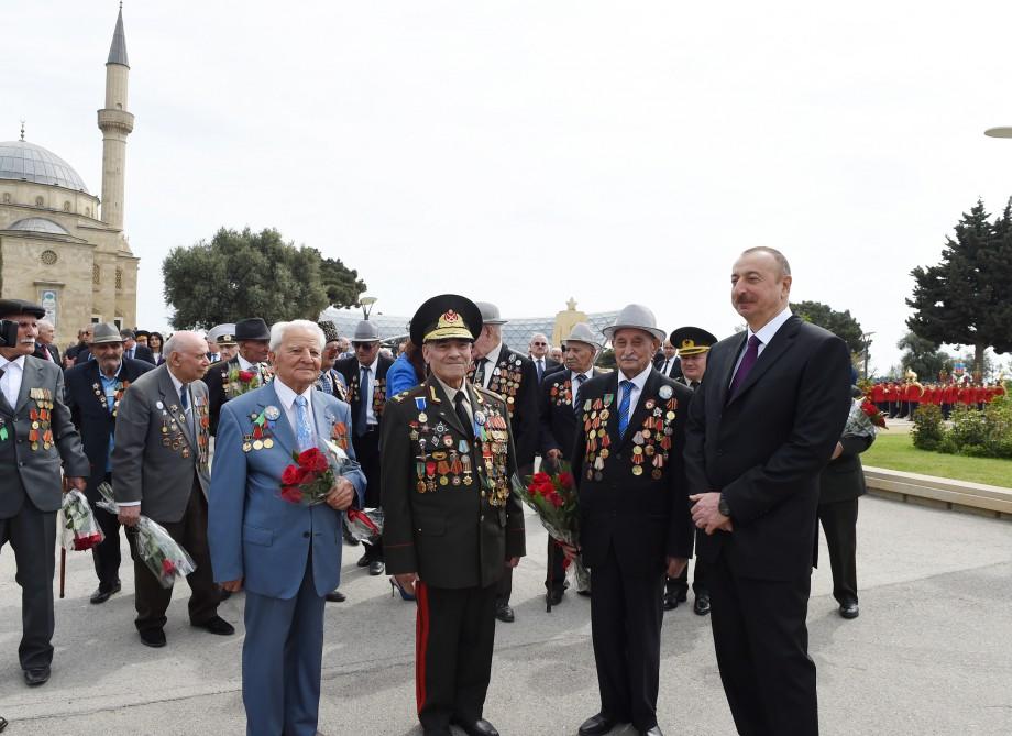 Prezident İlham Əliyev və xanımı 9 May - Qələbə Günü münasibətilə Bakıda keçirilən mərasimdə iştirak ediblər (FOTO) (YENİLƏNİB)