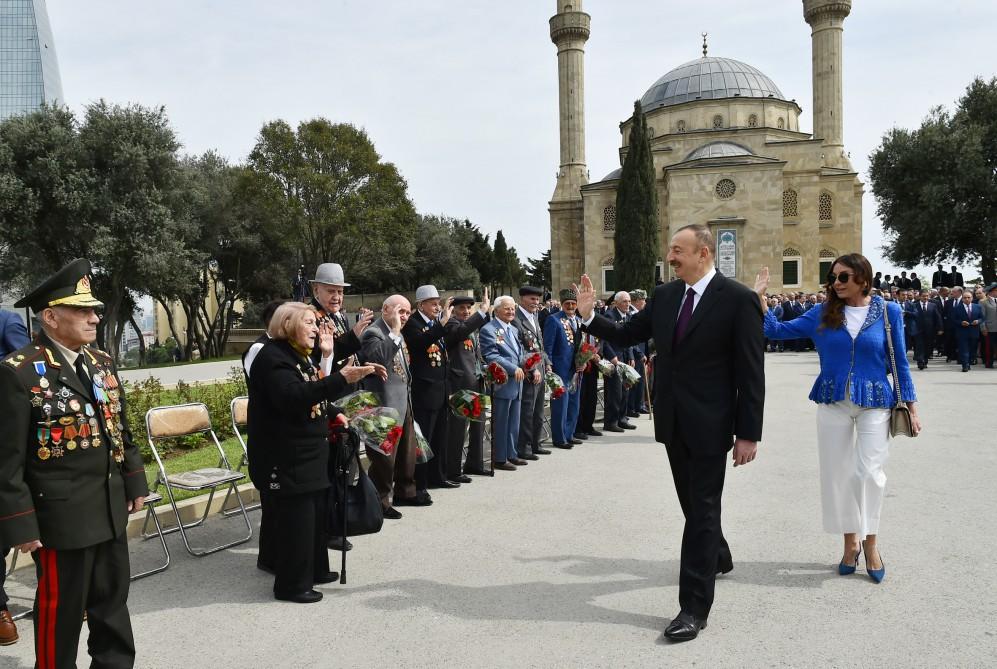 Prezident İlham Əliyev və xanımı 9 May - Qələbə Günü münasibətilə Bakıda keçirilən mərasimdə iştirak ediblər (FOTO) (YENİLƏNİB)