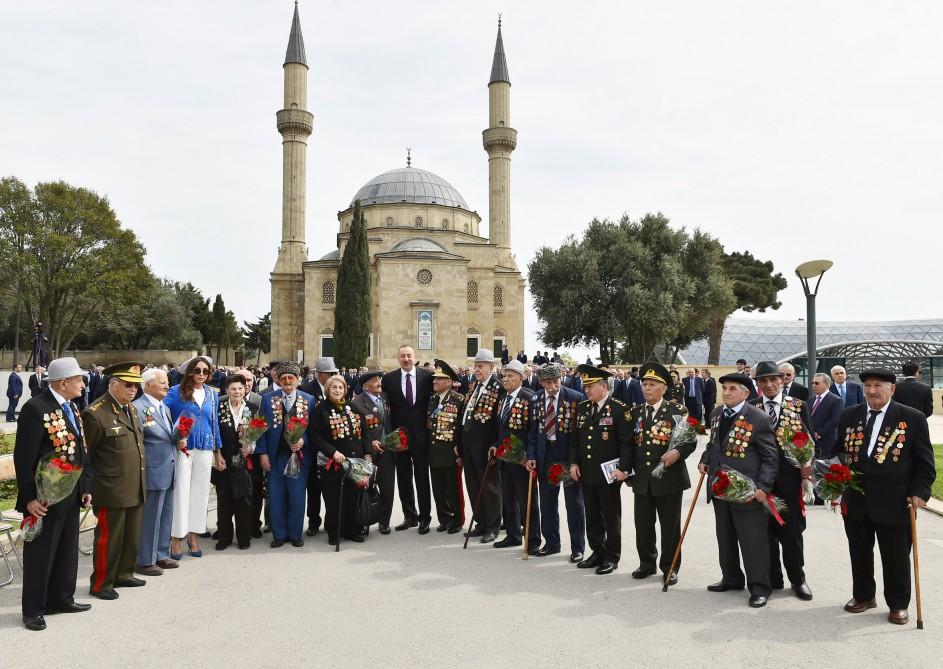 Prezident İlham Əliyev və xanımı 9 May - Qələbə Günü münasibətilə Bakıda keçirilən mərasimdə iştirak ediblər (FOTO) (YENİLƏNİB)