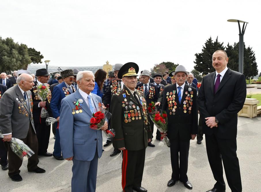 Prezident İlham Əliyev və xanımı 9 May - Qələbə Günü münasibətilə Bakıda keçirilən mərasimdə iştirak ediblər (FOTO) (YENİLƏNİB)