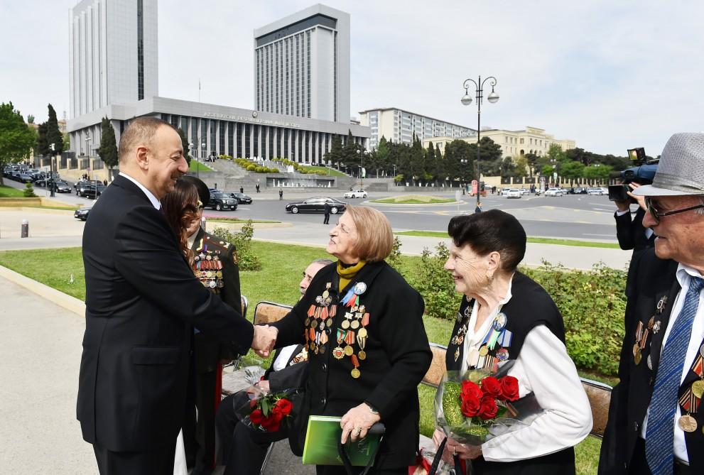 Prezident İlham Əliyev və xanımı 9 May - Qələbə Günü münasibətilə Bakıda keçirilən mərasimdə iştirak ediblər (FOTO) (YENİLƏNİB)