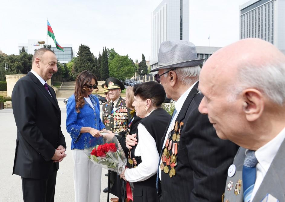 Prezident İlham Əliyev və xanımı 9 May - Qələbə Günü münasibətilə Bakıda keçirilən mərasimdə iştirak ediblər (FOTO) (YENİLƏNİB)