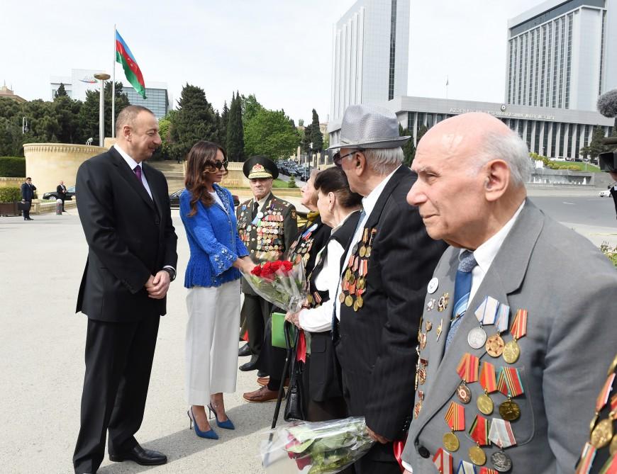 Prezident İlham Əliyev və xanımı 9 May - Qələbə Günü münasibətilə Bakıda keçirilən mərasimdə iştirak ediblər (FOTO) (YENİLƏNİB)