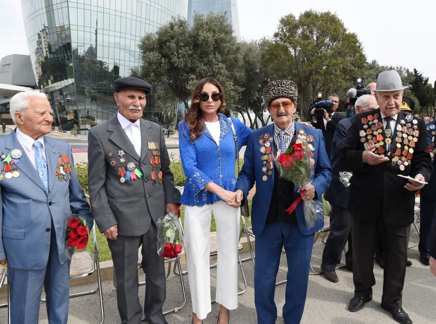 Prezident İlham Əliyev və xanımı 9 May - Qələbə Günü münasibətilə Bakıda keçirilən mərasimdə iştirak ediblər (FOTO) (YENİLƏNİB)
