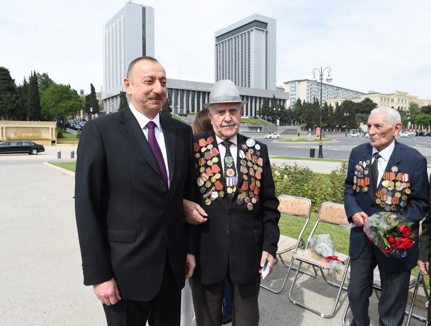 Prezident İlham Əliyev və xanımı 9 May - Qələbə Günü münasibətilə Bakıda keçirilən mərasimdə iştirak ediblər (FOTO) (YENİLƏNİB)