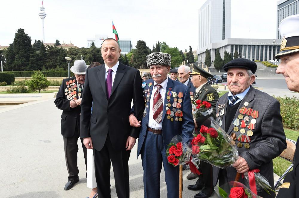 Prezident İlham Əliyev və xanımı 9 May - Qələbə Günü münasibətilə Bakıda keçirilən mərasimdə iştirak ediblər (FOTO) (YENİLƏNİB)