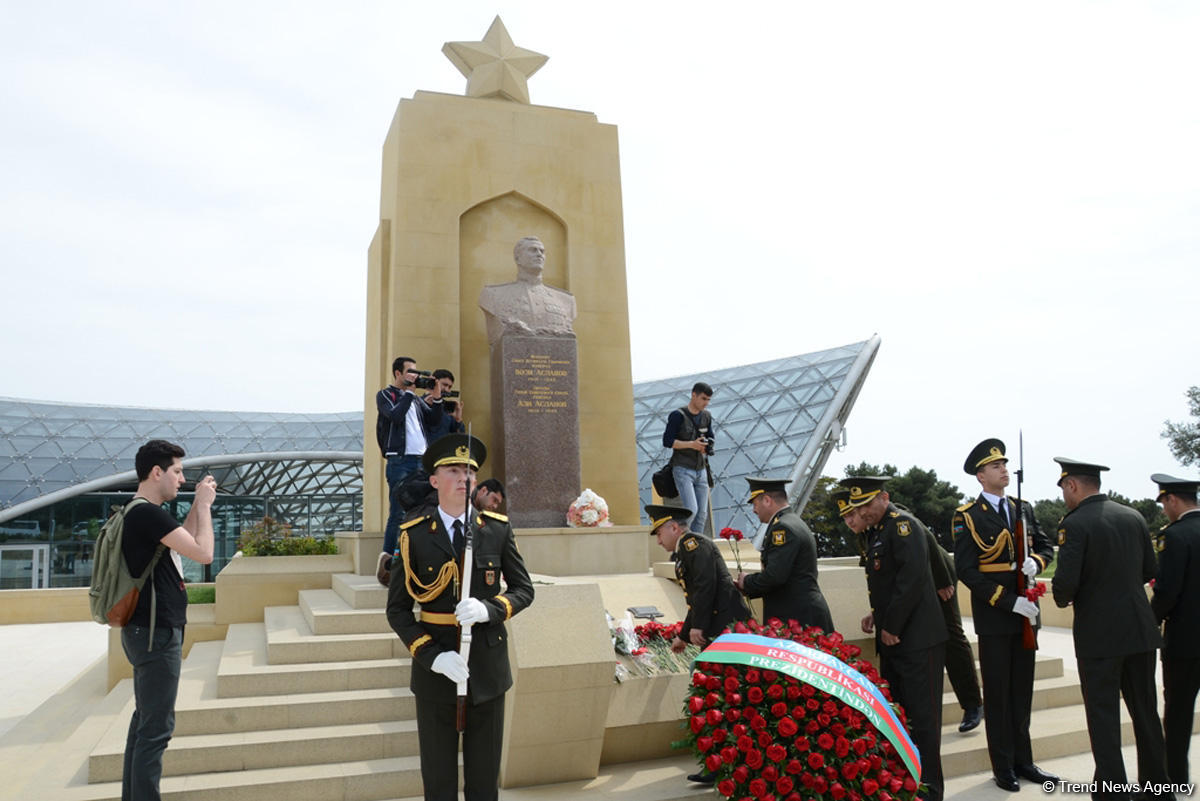 Azərbaycan ictimaiyyəti faşizm üzərində Qələbənin 72-ci ildönümünü qeyd edir (FOTO)