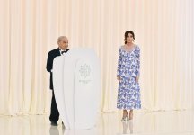 Prezident İlham Əliyev və xanımı Ümummilli Liderin anadan olmasının 94-cü ildönümü və Heydər Əliyev Fondunun fəaliyyətinin 13 illiyinə həsr olunan mərasimdə iştirak ediblər (FOTO) (YENİLƏNİB)