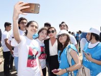 Prezident İlham Əliyev və xanımı ulu öndər Heydər Əliyevin doğum gününə həsr olunan ağacəkmə aksiyasında iştirak ediblər (YENİLƏNİB) (FOTO)