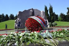 Azərbaycan ictimaiyyəti ümummilli lider Heydər Əliyevin anadan olmasının 94-cü ildönümünü qeyd edir (FOTO)