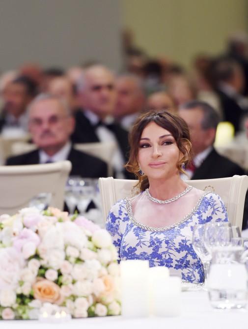 Prezident İlham Əliyev və xanımı Ümummilli Liderin anadan olmasının 94-cü ildönümü və Heydər Əliyev Fondunun fəaliyyətinin 13 illiyinə həsr olunan mərasimdə iştirak ediblər (FOTO) (YENİLƏNİB)
