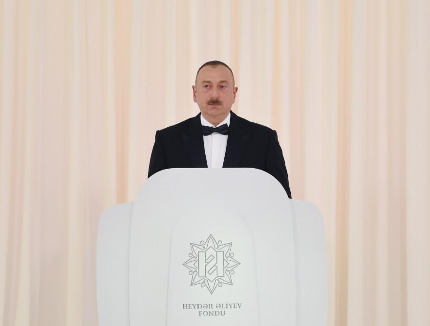 Prezident İlham Əliyev və xanımı Ümummilli Liderin anadan olmasının 94-cü ildönümü və Heydər Əliyev Fondunun fəaliyyətinin 13 illiyinə həsr olunan mərasimdə iştirak ediblər (FOTO) (YENİLƏNİB)