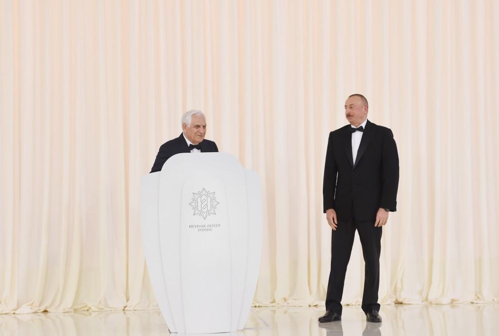 Prezident İlham Əliyev və xanımı Ümummilli Liderin anadan olmasının 94-cü ildönümü və Heydər Əliyev Fondunun fəaliyyətinin 13 illiyinə həsr olunan mərasimdə iştirak ediblər (FOTO) (YENİLƏNİB)