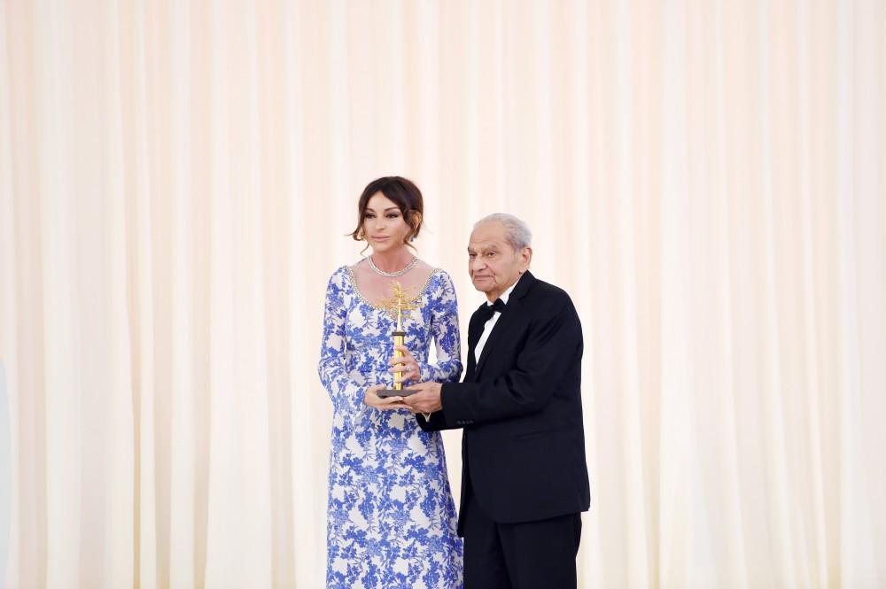 Prezident İlham Əliyev və xanımı Ümummilli Liderin anadan olmasının 94-cü ildönümü və Heydər Əliyev Fondunun fəaliyyətinin 13 illiyinə həsr olunan mərasimdə iştirak ediblər (FOTO) (YENİLƏNİB)
