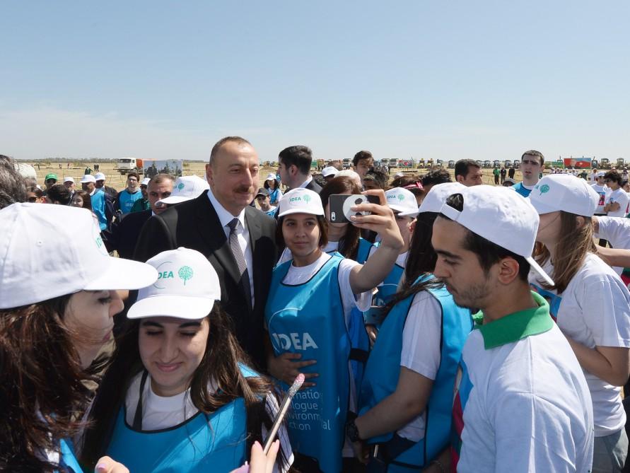 Prezident İlham Əliyev və xanımı ulu öndər Heydər Əliyevin doğum gününə həsr olunan ağacəkmə aksiyasında iştirak ediblər (YENİLƏNİB) (FOTO)