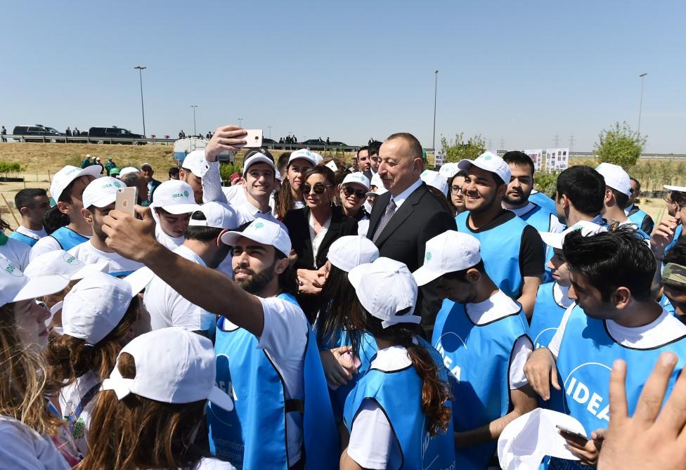 Prezident İlham Əliyev və xanımı ulu öndər Heydər Əliyevin doğum gününə həsr olunan ağacəkmə aksiyasında iştirak ediblər (YENİLƏNİB) (FOTO)