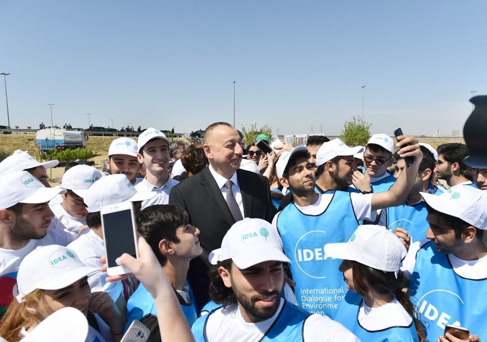Prezident İlham Əliyev və xanımı ulu öndər Heydər Əliyevin doğum gününə həsr olunan ağacəkmə aksiyasında iştirak ediblər (YENİLƏNİB) (FOTO)
