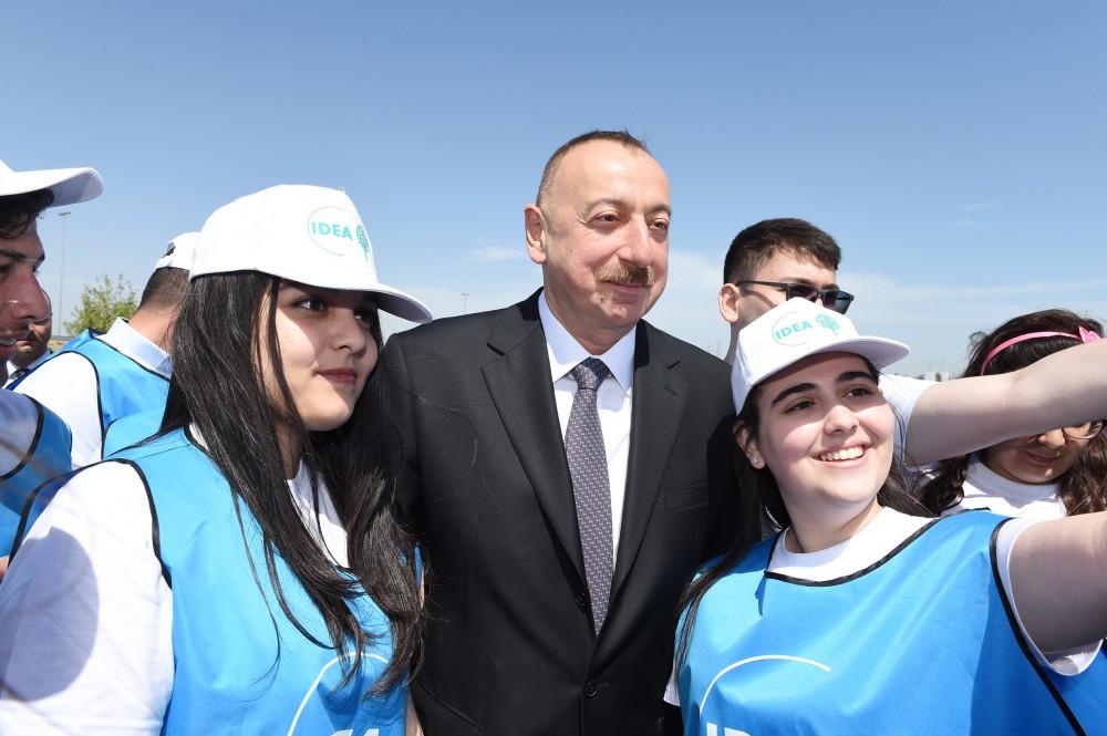 Prezident İlham Əliyev və xanımı ulu öndər Heydər Əliyevin doğum gününə həsr olunan ağacəkmə aksiyasında iştirak ediblər (YENİLƏNİB) (FOTO)