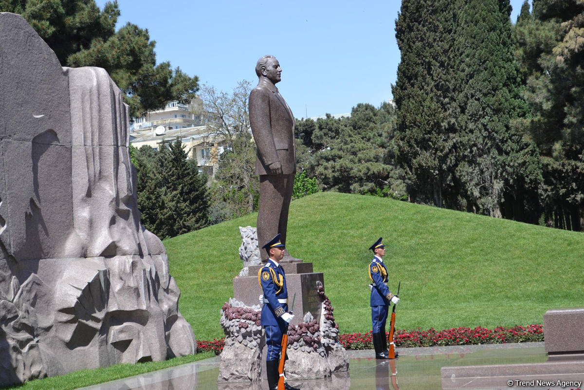 Azərbaycan ictimaiyyəti ümummilli lider Heydər Əliyevin anadan olmasının 94-cü ildönümünü qeyd edir (FOTO)