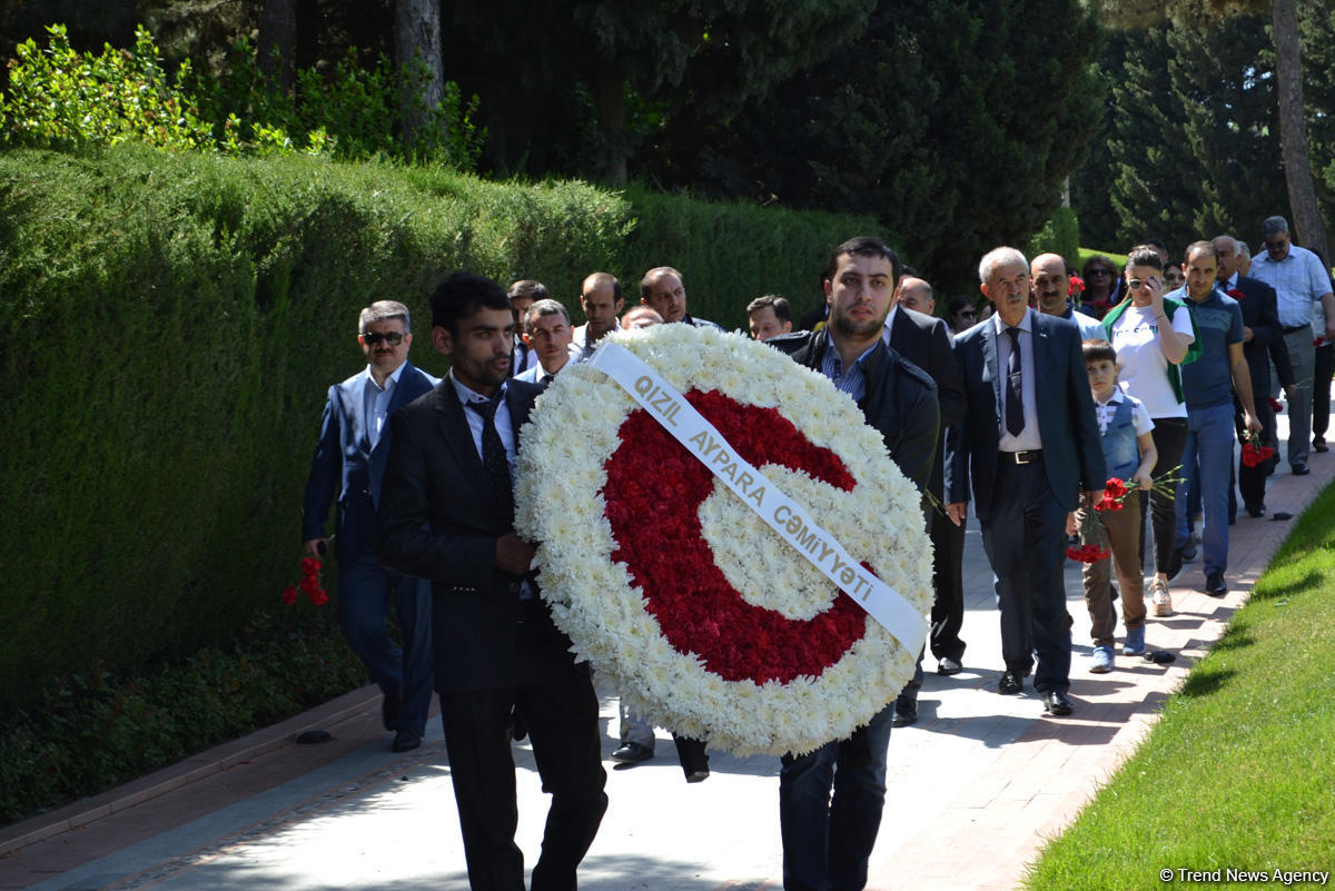 Azərbaycan ictimaiyyəti ümummilli lider Heydər Əliyevin anadan olmasının 94-cü ildönümünü qeyd edir (FOTO)