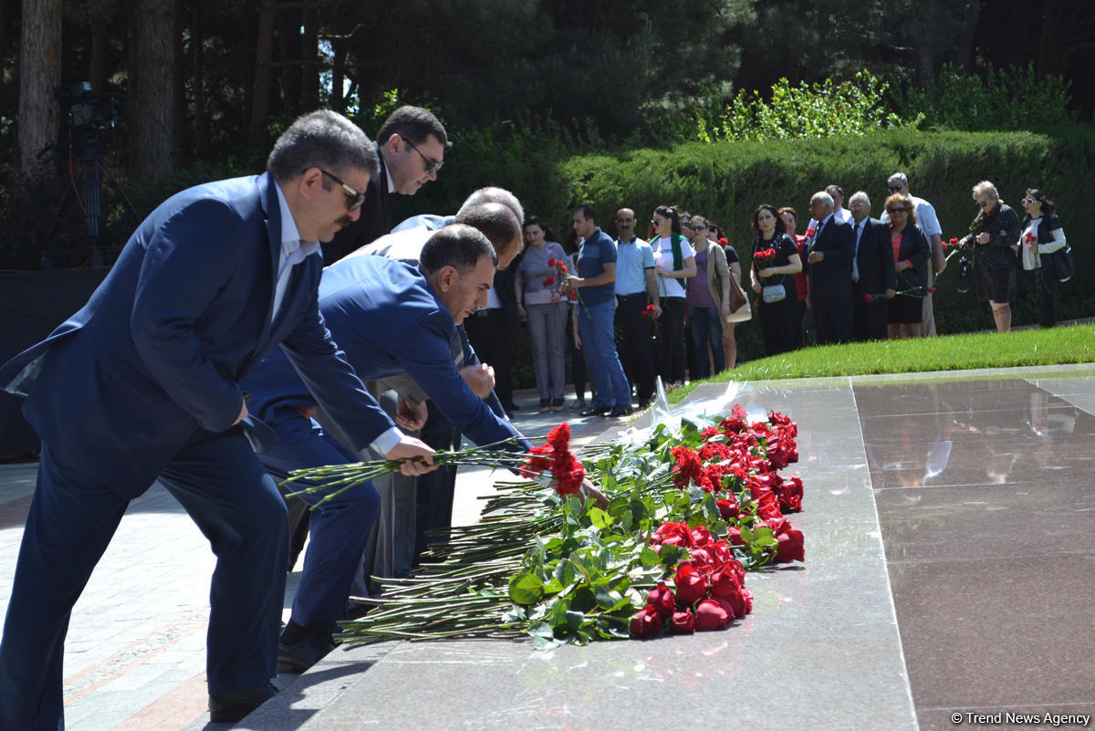 Azərbaycan ictimaiyyəti ümummilli lider Heydər Əliyevin anadan olmasının 94-cü ildönümünü qeyd edir (FOTO)