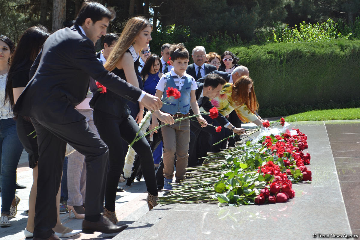 Azərbaycan ictimaiyyəti ümummilli lider Heydər Əliyevin anadan olmasının 94-cü ildönümünü qeyd edir (FOTO)