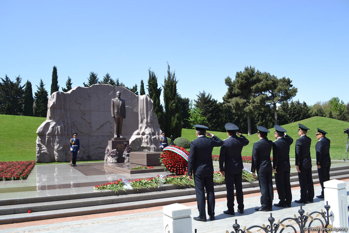 Azərbaycan ictimaiyyəti ümummilli lider Heydər Əliyevin anadan olmasının 94-cü ildönümünü qeyd edir (FOTO)