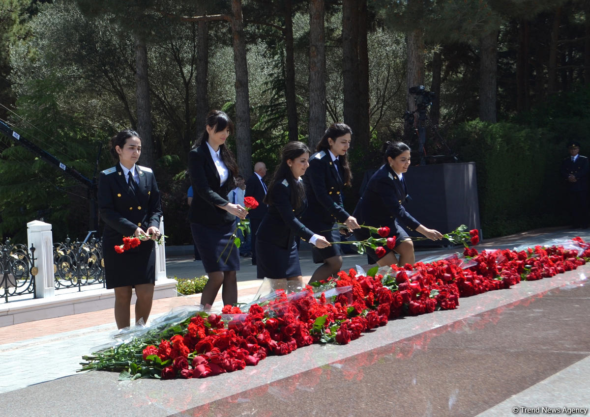 Azərbaycan ictimaiyyəti ümummilli lider Heydər Əliyevin anadan olmasının 94-cü ildönümünü qeyd edir (FOTO)