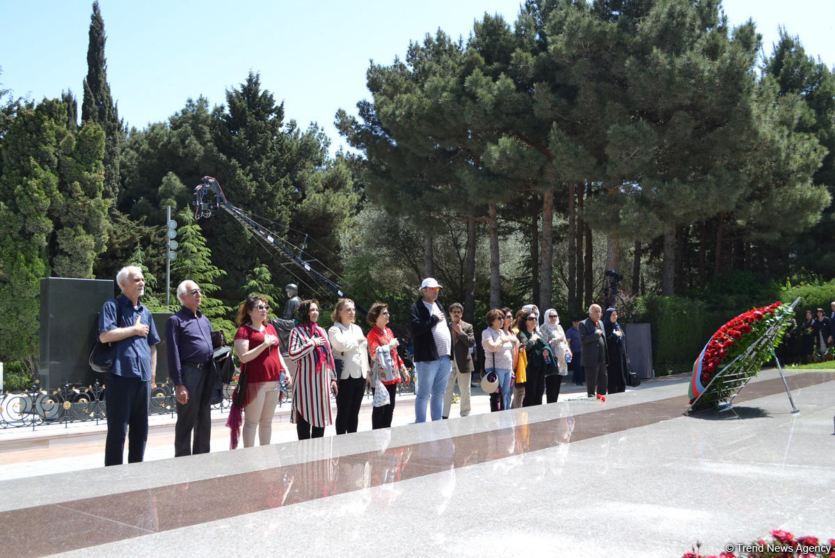 Azərbaycan ictimaiyyəti ümummilli lider Heydər Əliyevin anadan olmasının 94-cü ildönümünü qeyd edir (FOTO)