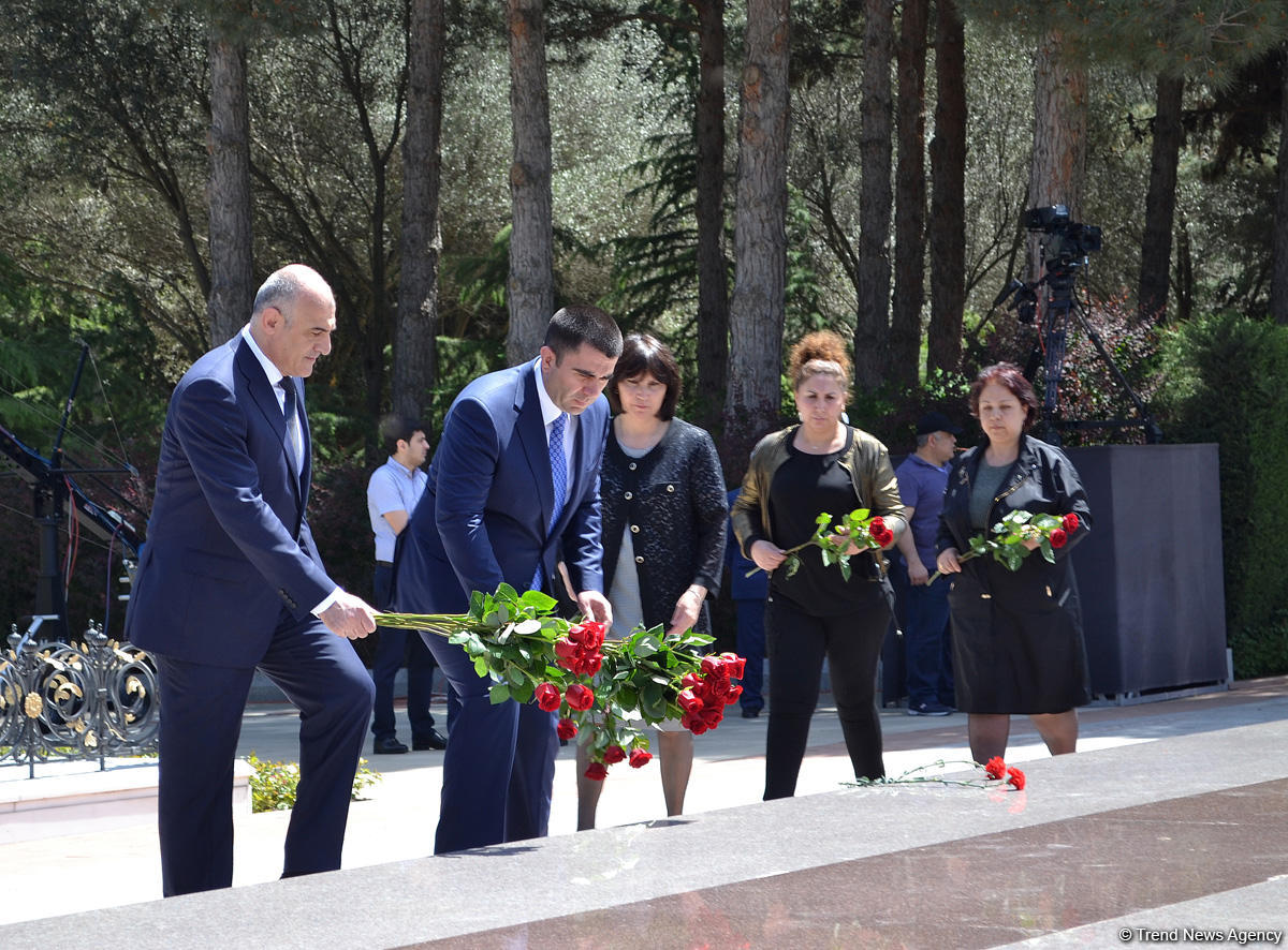 Azərbaycan ictimaiyyəti ümummilli lider Heydər Əliyevin anadan olmasının 94-cü ildönümünü qeyd edir (FOTO)