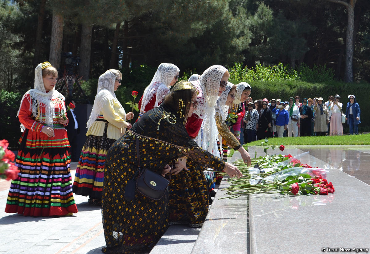 Azərbaycan ictimaiyyəti ümummilli lider Heydər Əliyevin anadan olmasının 94-cü ildönümünü qeyd edir (FOTO)