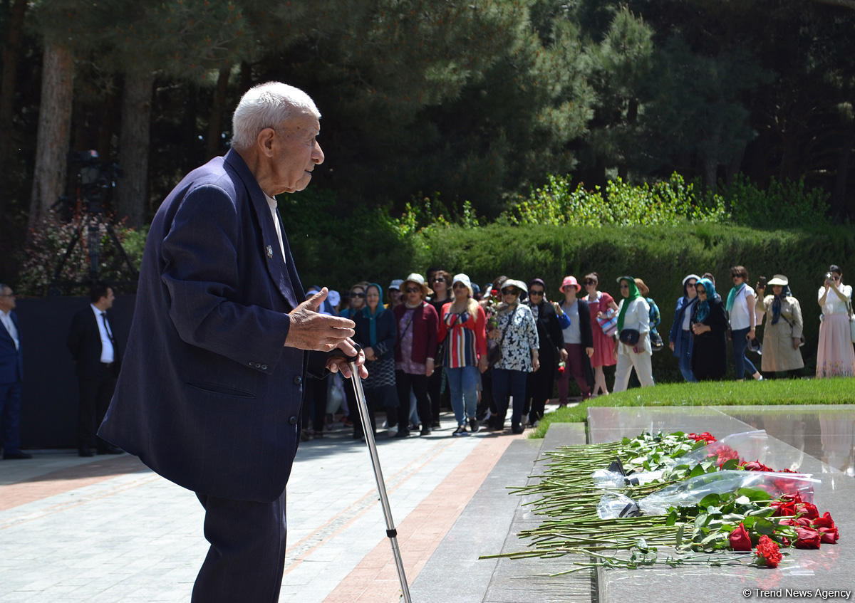 Azərbaycan ictimaiyyəti ümummilli lider Heydər Əliyevin anadan olmasının 94-cü ildönümünü qeyd edir (FOTO)