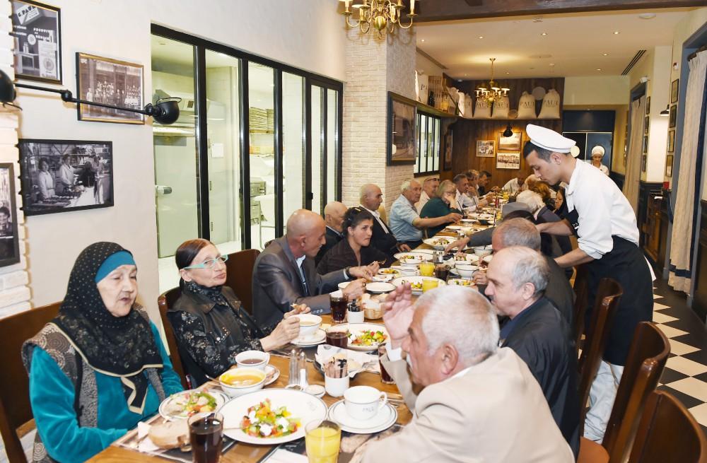 Leyla Əliyeva müharibə və əmək əlilləri üçün pansionatın sakinləri ilə görüşüb (FOTO)