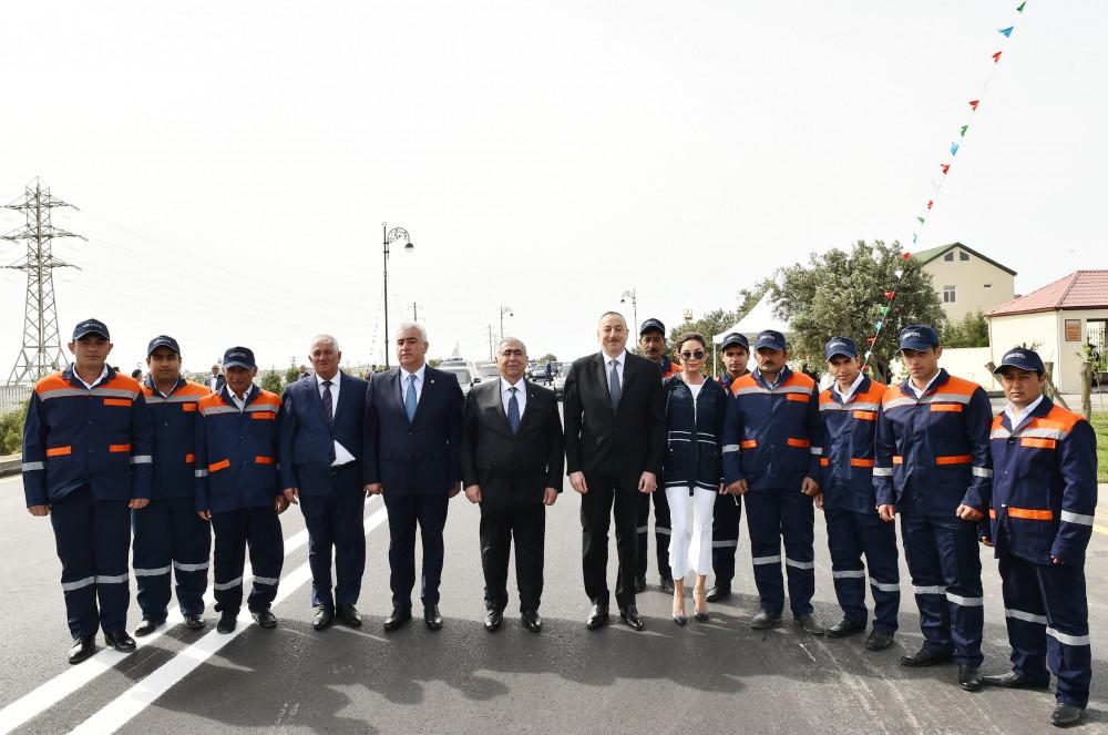 Prezident İlham Əliyev və xanımı Pirallahı qəsəbəsindəki Səməd Vurğun küçəsinin yenidənqurmadan sonra açılışında iştirak ediblər (YENİLƏNİB) (FOTO)