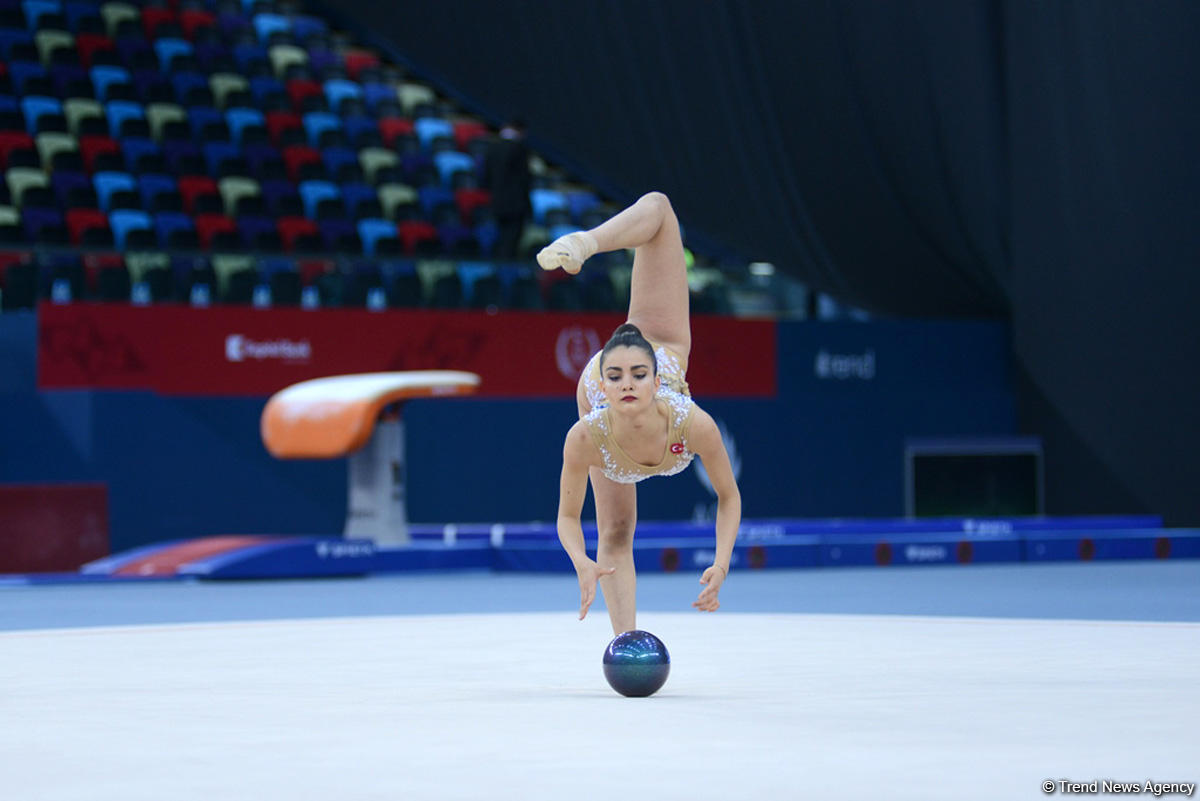 İslamiada çərçivəsində bədii gimnastika üzrə yarışlara start verildi (FOTO)