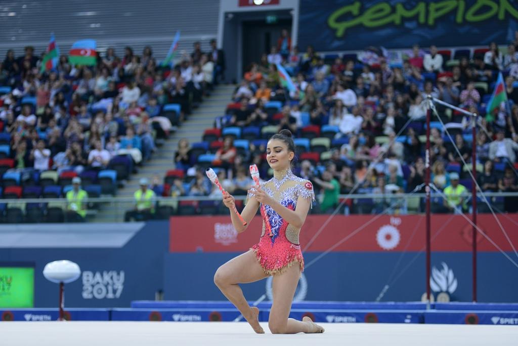 İslamiadada bədii gimnastika üzrə yarışların ikinci günü FOTOLARDA 
