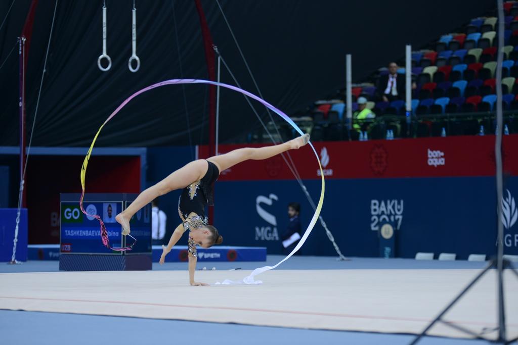 İslamiadada bədii gimnastika üzrə yarışların ikinci günü FOTOLARDA 