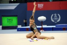 Birinci vitse-prezident Mehriban Əliyeva İslamiadada bədii gimnastika yarışlarının qaliblərini mükafatlandırıb (FOTO)