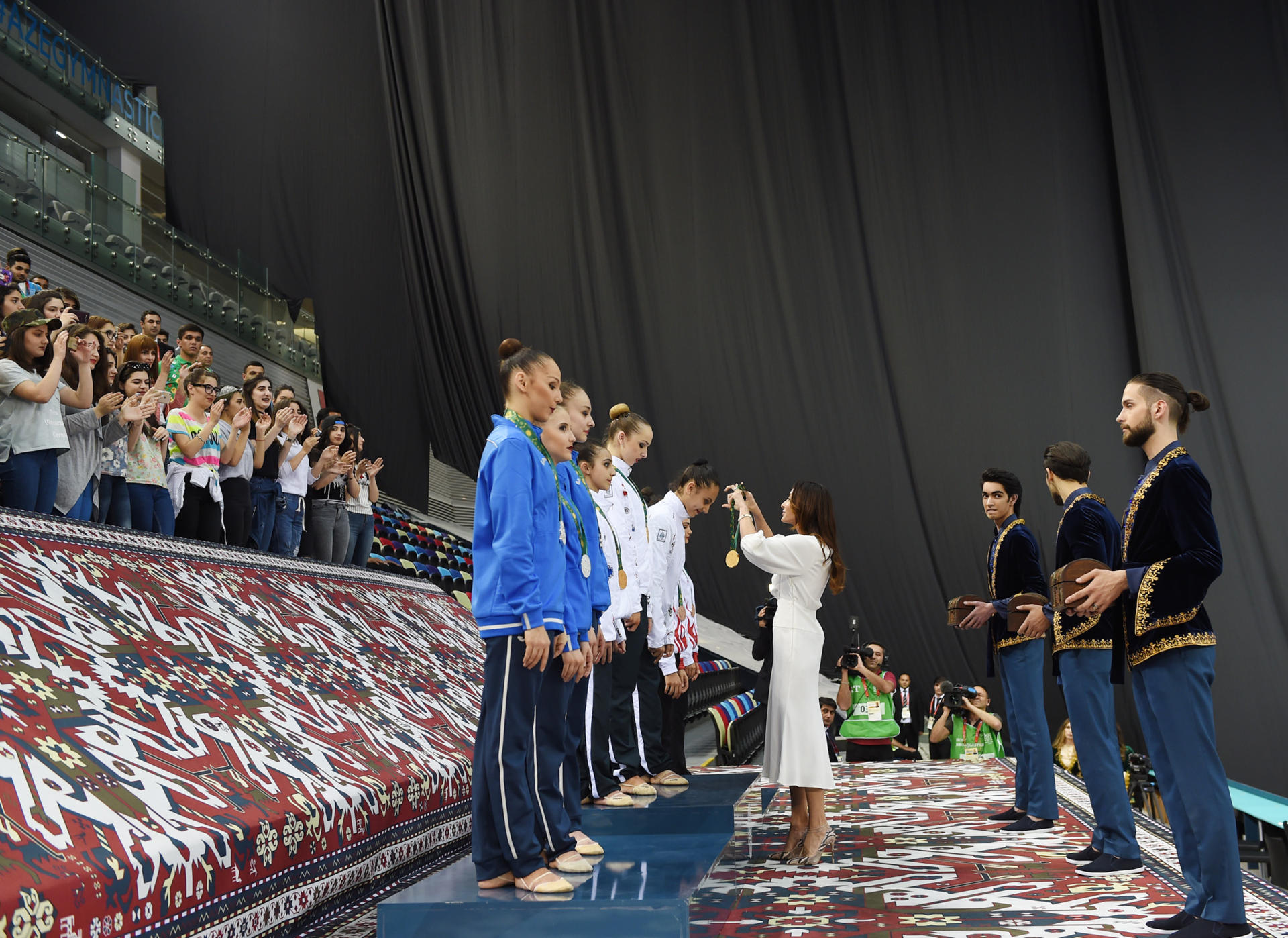 Birinci vitse-prezident Mehriban Əliyeva İslamiadada bədii gimnastika yarışlarının qaliblərini mükafatlandırıb (FOTO)