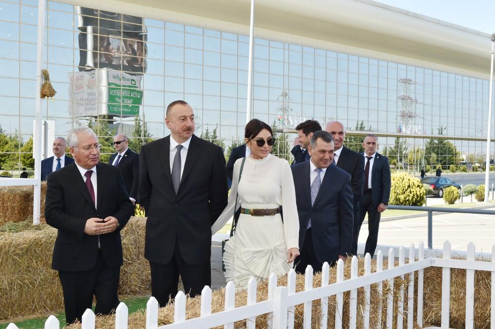 Prezident İlham Əliyev və xanımı XXIII Azərbaycan Beynəlxalq Qida Sənayesi və XI Azərbaycan Beynəlxalq Kənd Təsərrüfatı sərgiləri ilə tanış olublar (FOTO) (YENİLƏNİB)