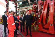 Prezident İlham Əliyev Heydər Əliyev adına yarımdalma qazma qurğusunun açılışında iştirak edib (YENİLƏNİB) (FOTO)