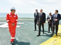 Prezident İlham Əliyev Heydər Əliyev adına yarımdalma qazma qurğusunun açılışında iştirak edib (YENİLƏNİB) (FOTO)