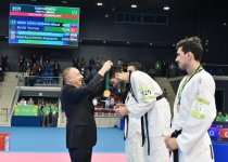 Prezident İlham Əliyev IV İslam Həmrəyliyi Oyunlarında qalib gələn taekvandoçulara medalları təqdim edib (FOTO) (VİDEO)