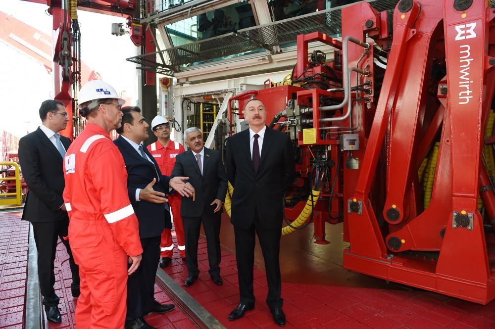 Prezident İlham Əliyev Heydər Əliyev adına yarımdalma qazma qurğusunun açılışında iştirak edib (YENİLƏNİB) (FOTO)