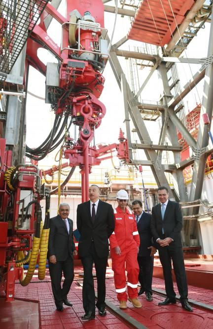 Prezident İlham Əliyev Heydər Əliyev adına yarımdalma qazma qurğusunun açılışında iştirak edib (YENİLƏNİB) (FOTO)