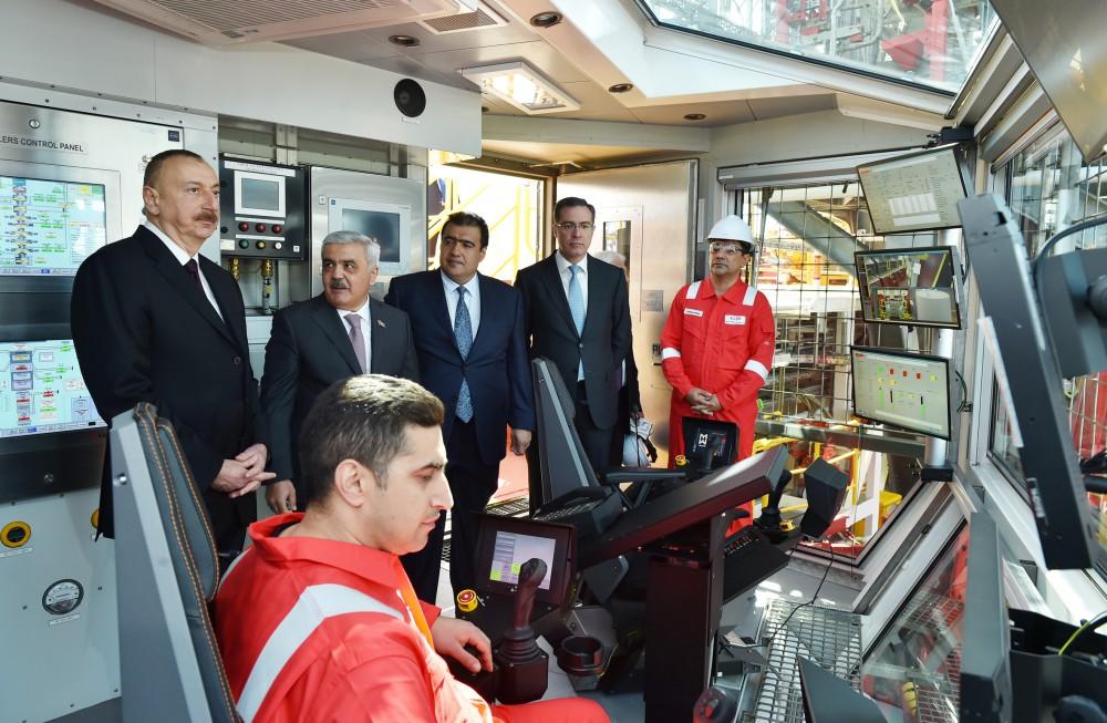 Prezident İlham Əliyev Heydər Əliyev adına yarımdalma qazma qurğusunun açılışında iştirak edib (YENİLƏNİB) (FOTO)