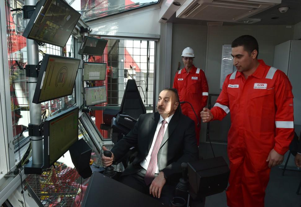 Prezident İlham Əliyev Heydər Əliyev adına yarımdalma qazma qurğusunun açılışında iştirak edib (YENİLƏNİB) (FOTO)